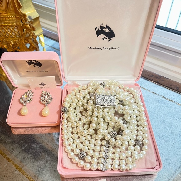 Audrey Hepburn Camrose & Kross Rhinestone Pearl Necklace W/ Teardrop Earring - Picture 3 of 8